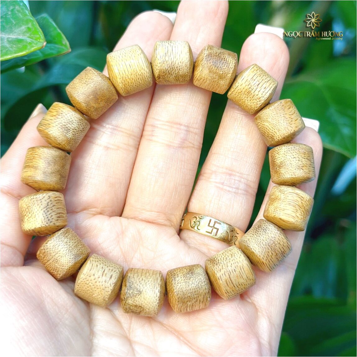 Vòng trầm hương từ thiên nhiên - Ngọc Trầm Hương Vòng trầm banh Indo 12 li tự nhiên (vuông) (4)